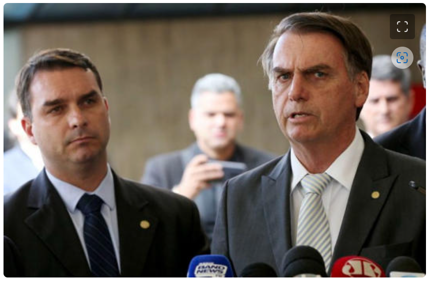 Flávio Bolsonaro critica divulgação do cartão de vacinas do pai: ‘Foro íntimo’