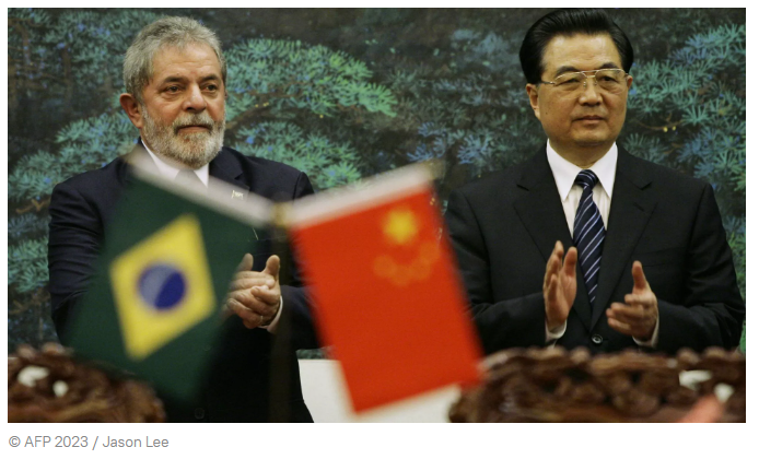 Especialistas: China e Brasil reforçam relações e dão golpe no dólar.