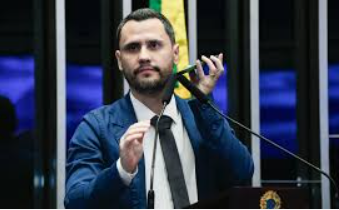 Senador bolsonarista Cleitinho defende Glauber Braga da cassação