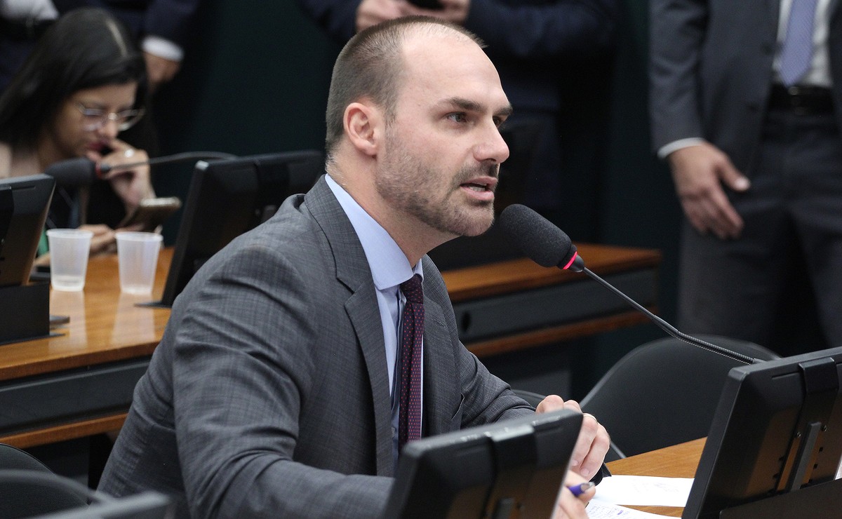 Polícia Federal abre processo que pode culminar com a demissão de Eduardo Bolsonaro